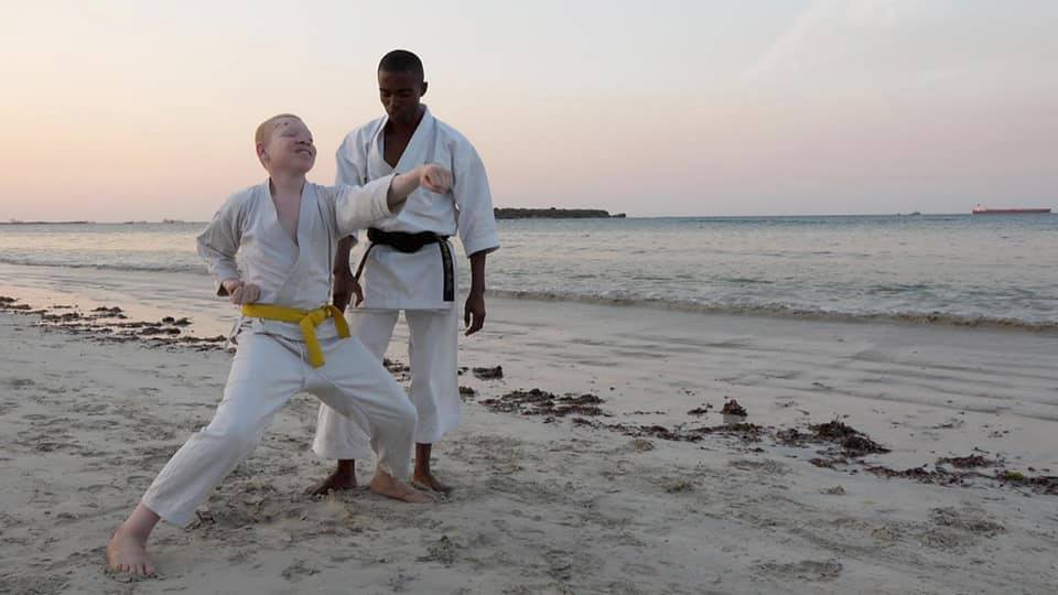 chłopiec trenuje karate z trenerem